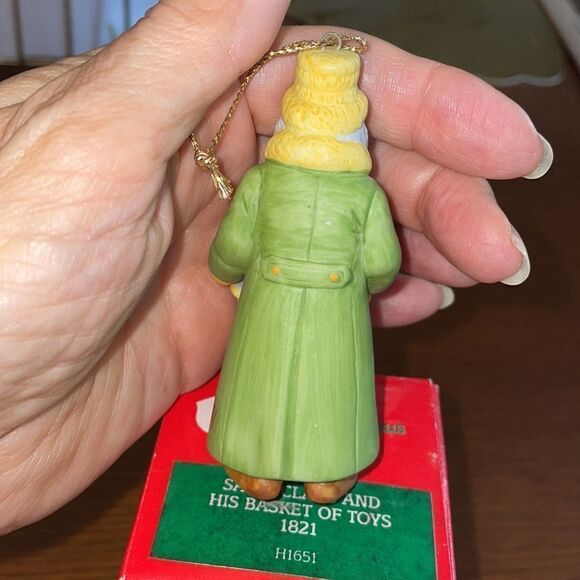 Vtg NWT Tom Tierney “Sante Claus and his Basket of Toys 1821” Christmas ornament - Picture 3 of 8